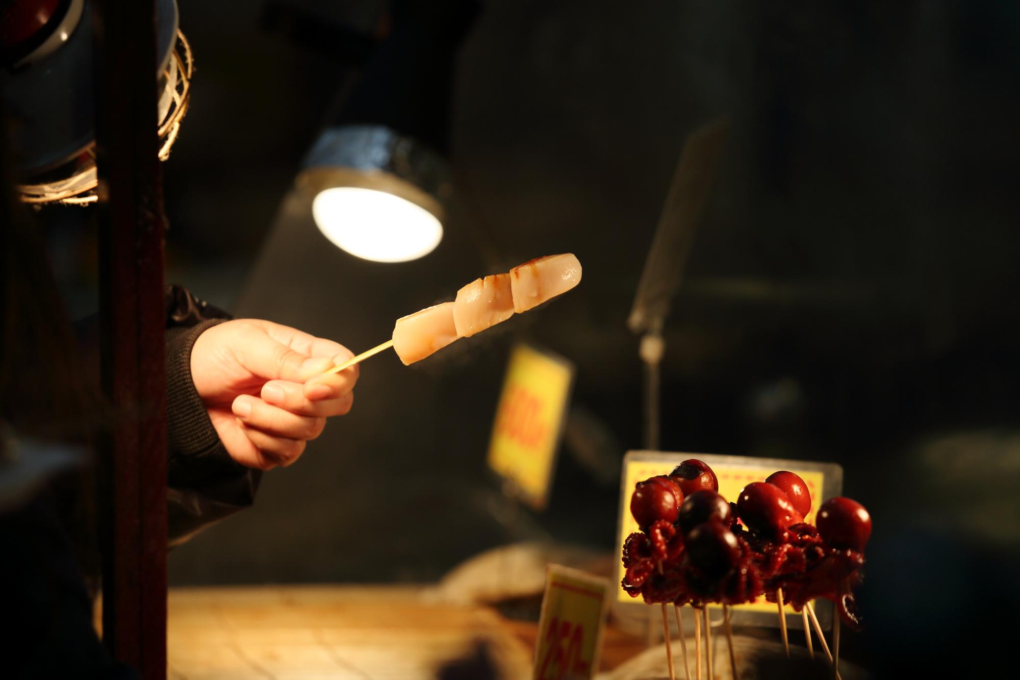 Duży kadr: degustacja w ciemnym wnętrzu z oświetleniem punktowym
